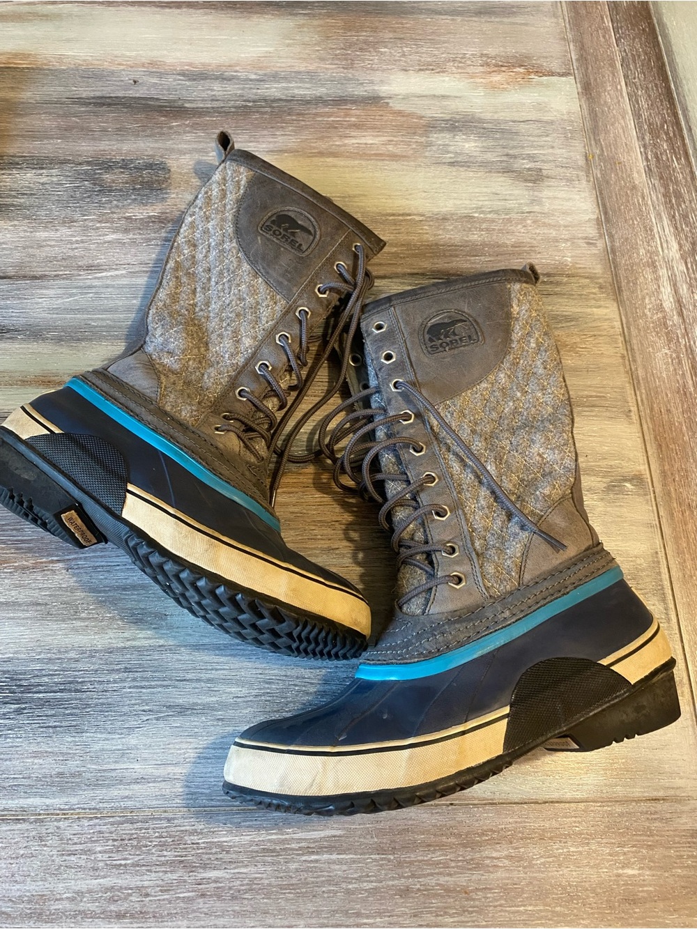 Sorel waterproof boots quilted felt upper and vulcanized rubber outsole Womans 8